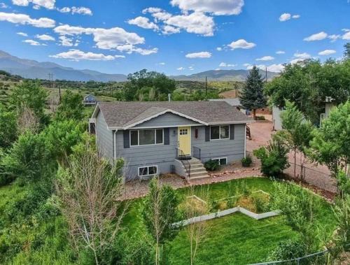 Well-Stocked, Family Friendly Home on the Westside STR-1669 in Colorado Springs, USA