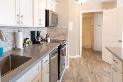 Deluxe 32nd Floor Condo - Gorgeous Ocean Views Free Wifi & Parking! - image 2