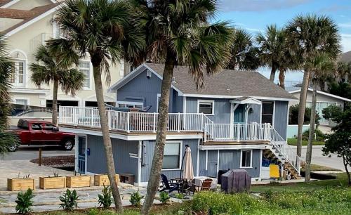 Atlantic Shores Getaway steps from Jax Beach Private House Pet Friendly Near to the Mayo Clinic - UNF - TPC Sawgrass - Convention Center - Shopping Malls - Under 3 Hours from DISNEY in Jacksonville Beach, USA