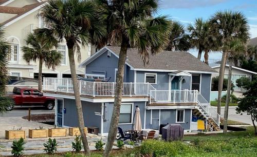 Atlantic Shores Getaway steps from Jax Beach Private House Pet Friendly Near to the Mayo Clinic - UNF - TPC Sawgrass - Convention Center - Shopping Malls - Under 3 Hours from DISNEY