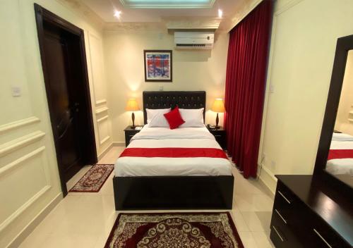 Deluxe Suite room in Majestic Hotel