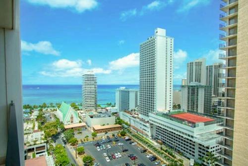 Deluxe Studio Condos Near Waikiki Beach - Free parking & outdoor pool