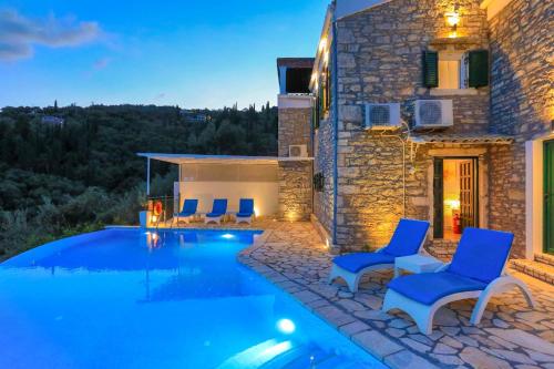 Villa Regina: Above Agni, superb views and pool