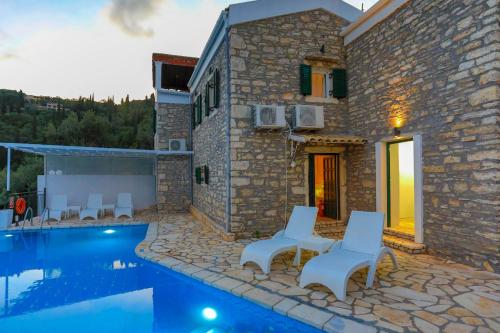 Villa Regina: Above Agni, superb views and pool