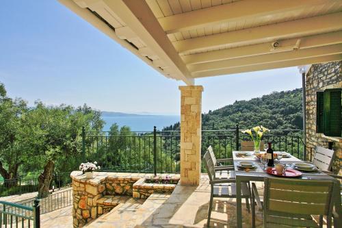 Villa Regina: Above Agni superb views and pool - image 3