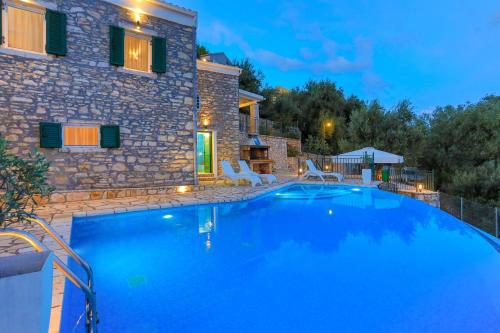 Villa Regina: Above Agni, superb views and pool