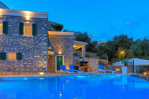 Villa Regina: Above Agni, superb views and pool