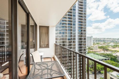 Deluxe 21st Floor Corner Condo with Diamond Head Views - image 3