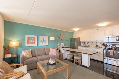 Modern 12th Floor Waikiki Banyan Condo with Partial Ocean Views - image 6