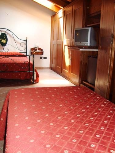 1 queen bed, 1 twin bed