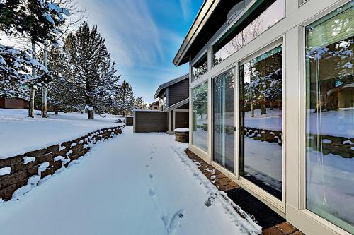 Eagle Crest Resort Gem - Golf Tennis Pond & Spa townhouse - image 2