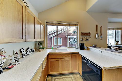 Eagle Crest Resort Gem - Golf Tennis Pond & Spa townhouse - image 6