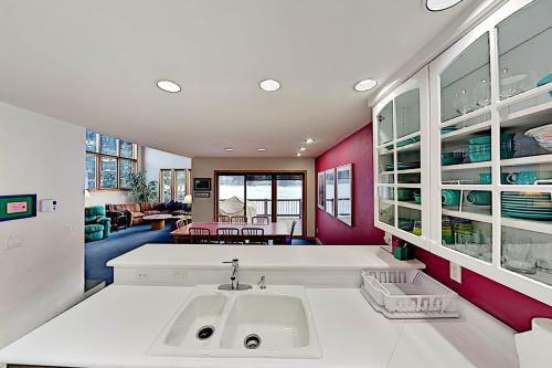 EagleVail Golf Club Retreat - Near 2 Ski Resorts townhouse - image 6