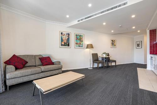 Cosy Unit with Balcony near Dining and Shopping