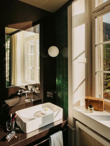 room detail thumbnail 2
