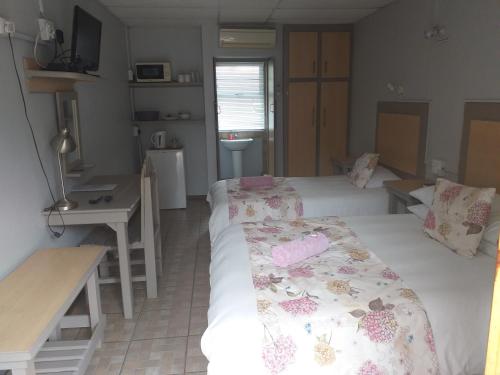 1 queen bed, 1 twin bed