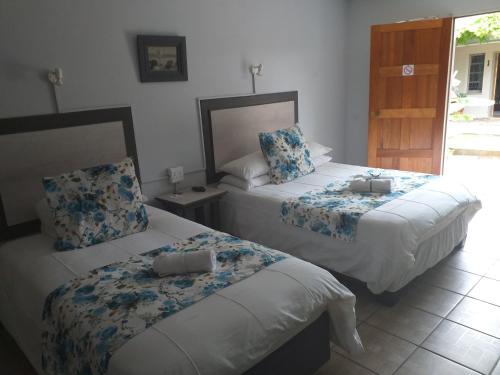 1 queen bed, 1 twin bed