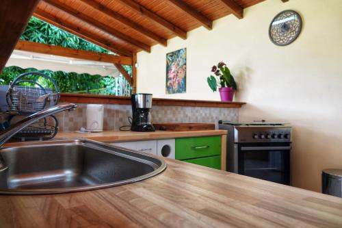 virtuve, Les Gites Orchidees Bel'o in Capesterre-Belle-Eau