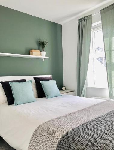 Bright, Sunny Modern 5 Bedroom House Near Truro's Treliske Hospital 11sg, Truro, Cornwall