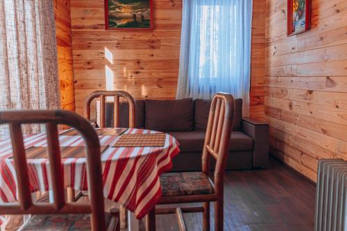 Iekārtas, Log House Savin in Schaslyve