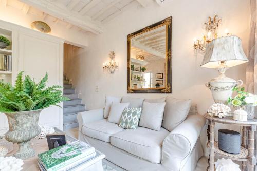 LA CASINA Luxury Apartment inside the Walls of Lucca with Garden airconditioning Wifi - image 3