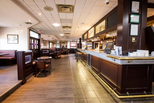 Ételek és italok, Tower Inn & Suites in Quesnel (Brit Kolumbia)