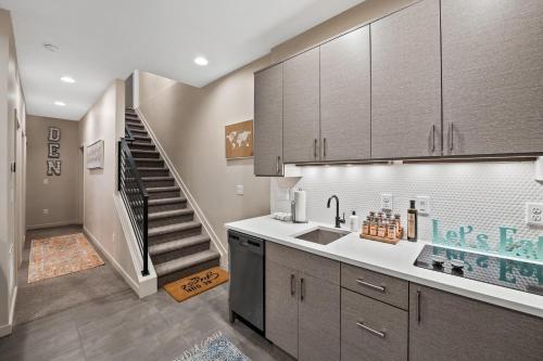Fresh Decor - 2BR Getaway - Walk to Sloan's Lake - image 5