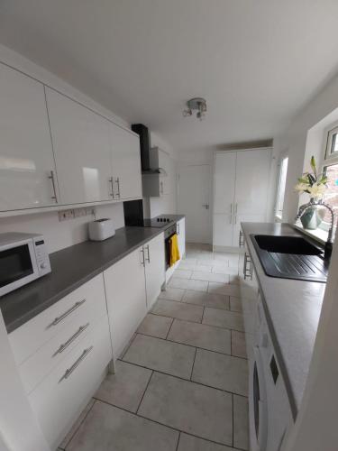 Finsbury House 3 bedrooms Workstays UK
