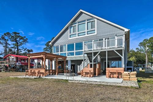 Luxurious Waterfront Home w/ Private Pier & Views! in 喬治敦 (SC)