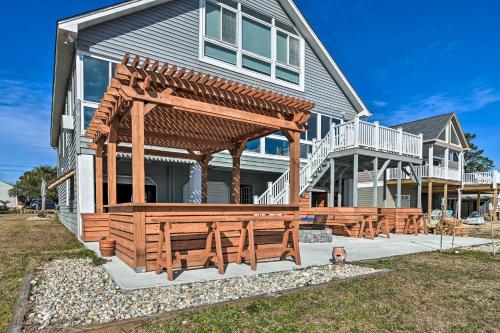 Luxurious Waterfront Home w/ Private Pier & Views! in 喬治敦 (SC)
