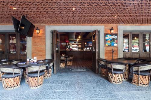 Restaurant, Exe Suites San Marino in Mexico by