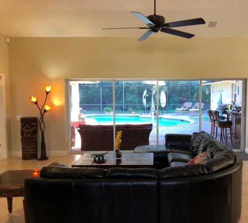 Tiki Paradise House & pool - 10 min to Beach! thumb 3
