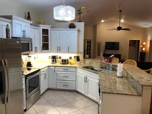 Konyha, Tiki Paradise House & pool - 10 min to Beach! in Estero