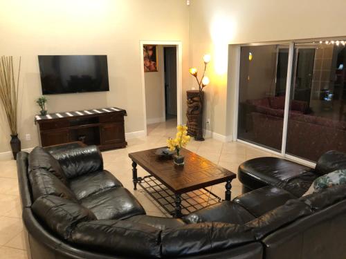 Tiki Paradise House & pool - 10 min to Beach! in Estero