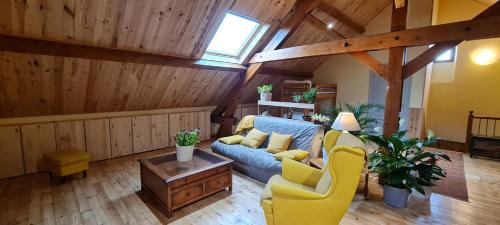 Loft mansardé du train jaune avec vue sur les montagnes