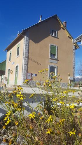 Loft mansardé du train jaune avec vue sur les montagnes