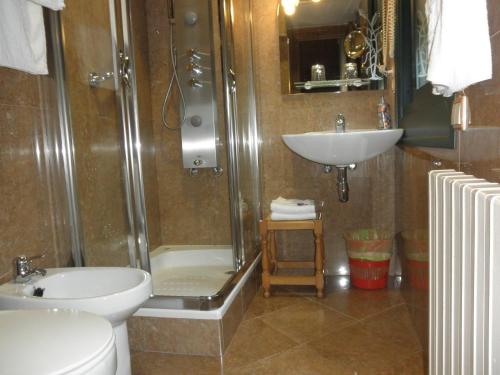 Twin Room with Parking Included image 8
