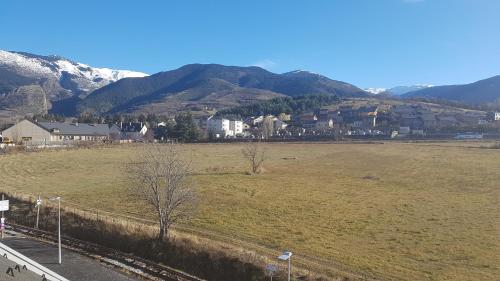 Loft mansardé du train jaune avec vue sur les montagnes - Location saisonnière - Saillagouse