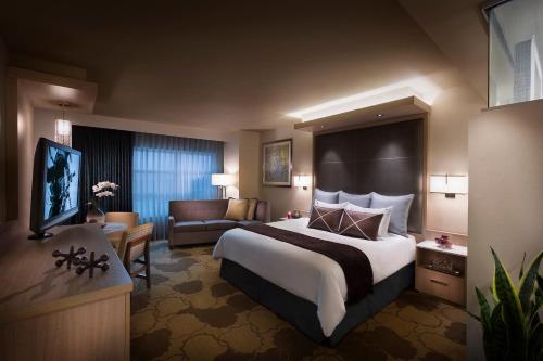 West Tower Deluxe King - Non-Smoking room in Seminole Hard Rock Hotel and Casino Tampa