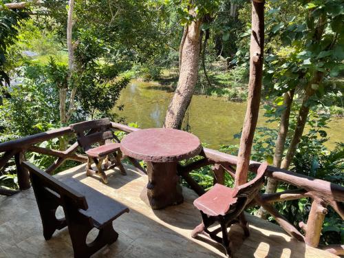Altan/terrasse, Art's Riverview Lodge in Khao Sok (Suratthani)