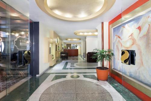Lobby, Exe Suites San Marino in Mexico by