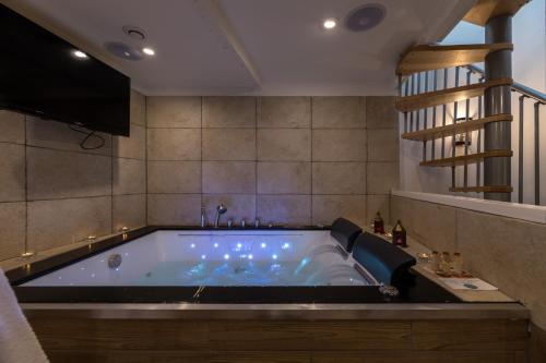 Urbinn Flat - La Suite d'Aphrodite, Jacuzzi, Sauna