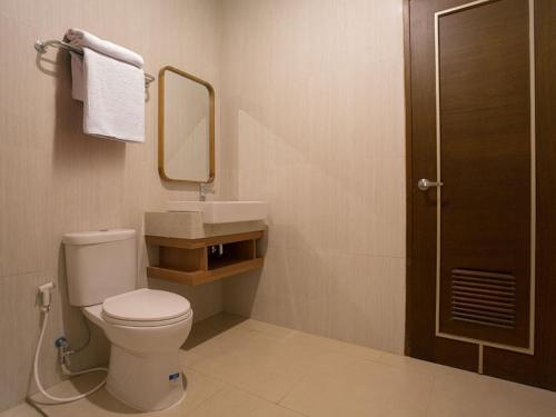 Bathroom, Adotel Hotel in Tebet