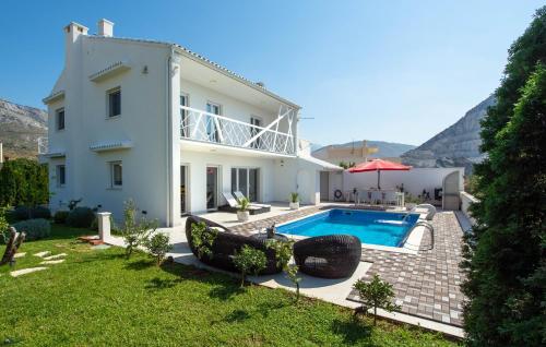 Villa Capitano 3 bedrooms w ensuite bathroom and heated pool - Accommodation - Žrnovnica
