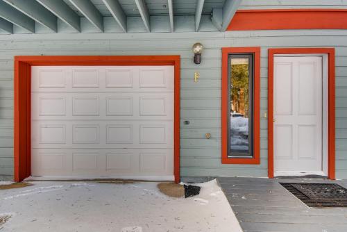 Pinecreek #F - 3 BR - Close to Town - Shuttle to Slopes - Pool and Hot Tub Access - image 3