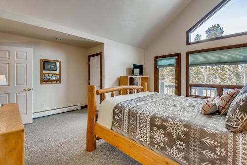 Pinecreek #F - 3 BR - Close to Town - Shuttle to Slopes - Pool and Hot Tub Access - image 5