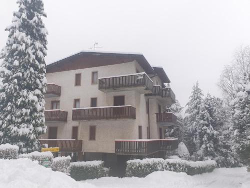  6guests-skiing-mountainviews-fireplace-freeparking in Cassina Valsassina