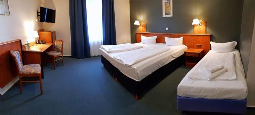 Standard Triple Room image 3