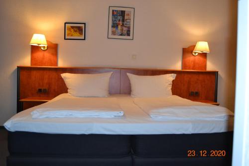 Standard Double Room image 3