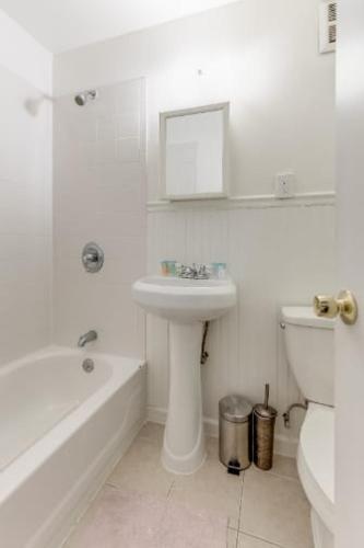 Urban 1BR In A Top Location 15min To NYC - main image